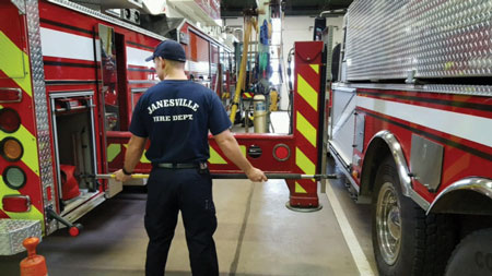 7 On the side of the Pierce without a turntable access ladder, members found that they could use the rear marker light or open up the rear compartment and use a shelf rail to provide them with the location for outrigger placement. <em>(Photo by Ryan Murphy.)</em>