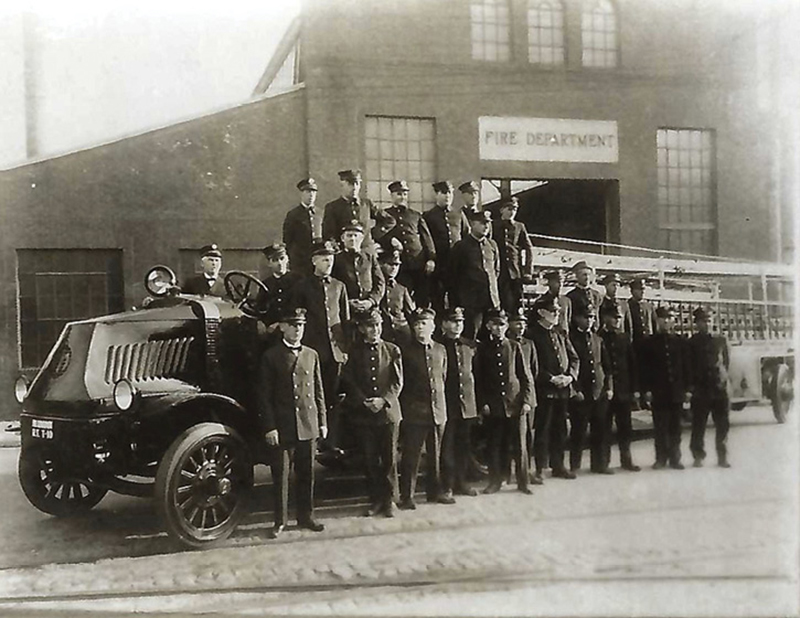 In 1923, the Christie tractor was replaced with a Mack AC tractor still towing the Hayes/Dahill aerial.